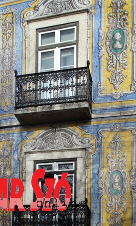 Lisszabon régi építészetére a külső – gyakran igen pazar – csempedíszítés a jellemző, az enyhe éghajlaton nem fagynak szét a csempék (Fotó: Lennert Géza)