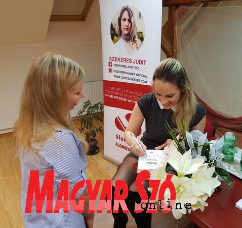 Szekeres Judit dedikál (Fotó: Fehér Ildikó) Szekeres Judit dedikál (Fotó: Fehér Ildikó)