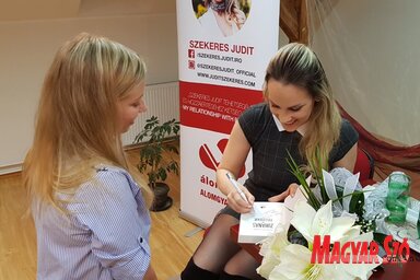 Szekeres Judit dedikál (Fotó: Fehér Ildikó)