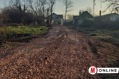 A Belgrád utca kapcsán az önkormányzat és a helyi közösség egyeztetett a kínai kivitelezővel, aki ígéretének eleget téve zúzott kővel töltötte fel az utca kritikus részét (Ótos András felvét