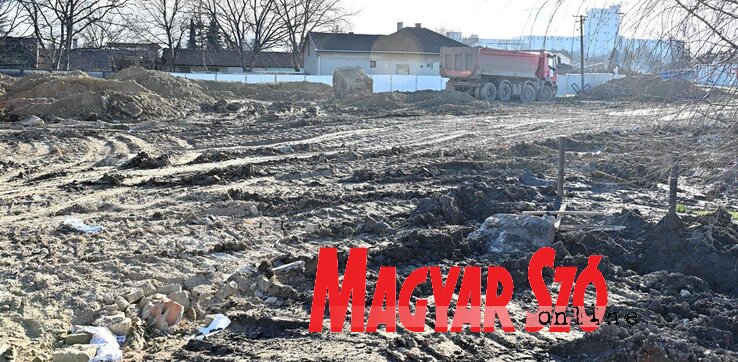 Munkálatok Topolyán a becsei úti átjárónál (Ótos András felvétele)