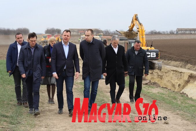 Igor Mirović megtekinti az öntözőcsatorna építését (Lakatos János felvétele)