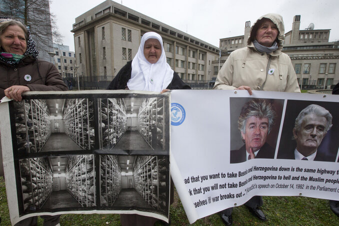 Srebrenicai anyák, özvegyek a Hágai törvényszék épülete előtt tüntettek ítéltehirdetéskor (Fotó: Beta/AP)