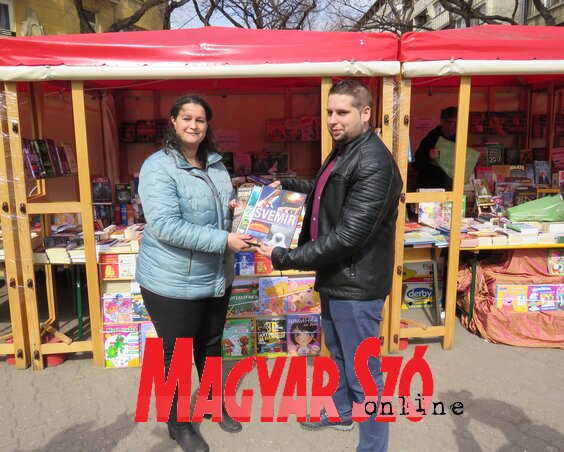 Nataša Aleksić átadja a könyveket Szabó Gábornak (Fotó: Patyi Szilárd) Nataša Aleksić átadja a könyveket Szabó Gábornak (Fotó: Patyi Szilárd)