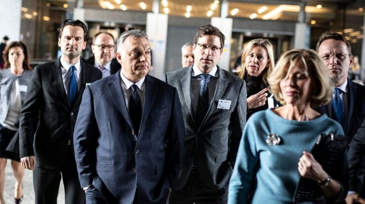 Orbán Viktor megérkezik az Európai Parlament brüsszeli épületébe (Fotó: MTI)