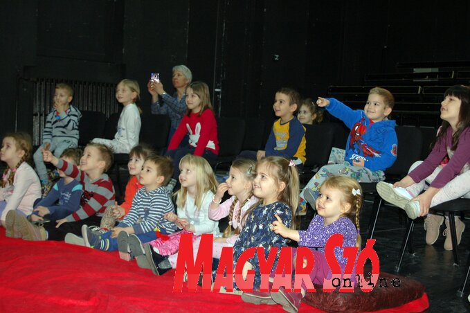 A székvárosi Pitypang óvoda gyermekei, akik Erdei Violetta és Takács Gabriella óvonők csoportjába járnak, roppant élvezték az interaktív bábelőadást az Újvidéki Színházban (Bozsoki Valéria felvétele)