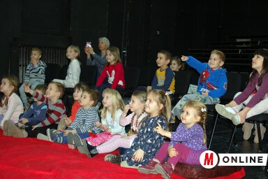 A székvárosi Pitypang óvoda gyermekei, akik Erdei Violetta és Takács Gabriella óvonők csoportjába járnak, roppant élvezték az interaktív bábelőadást az Újvidéki Színházban (Bozsoki Valéria felvétele)