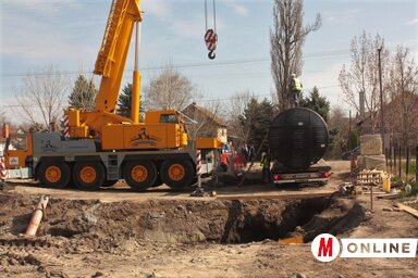A 60 ezer literes tartály számára több méter mély gödröt ástak ki, és egy hatalmas daruval emelték le az azt szállító teherkocsiról (Kazinczy Paszterkó Diana felvétele)