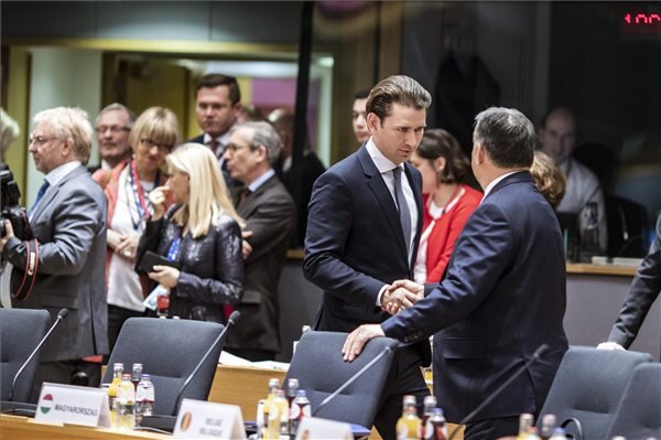 A felvételen az osztrák kancellár és a magyar kormányfő üdvözli egymást (fotó: MTI)