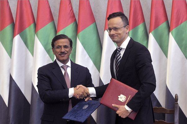 A Magyar-Egyesült Arab Emírségek Gazdasági Vegyes Bizottság két társelnöke kezet fog a megbeszélésüket követő jegyzőkönyv-aláíráson (fotó: MTI)