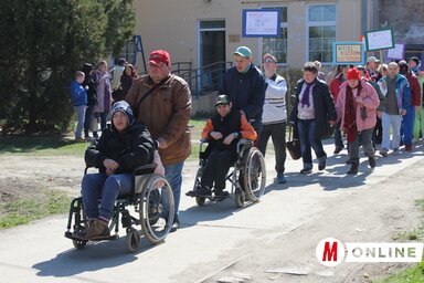 A világnap alkalmából szervezett sétán közel száz fő vett részt (Fotó: Szabó Nóra)