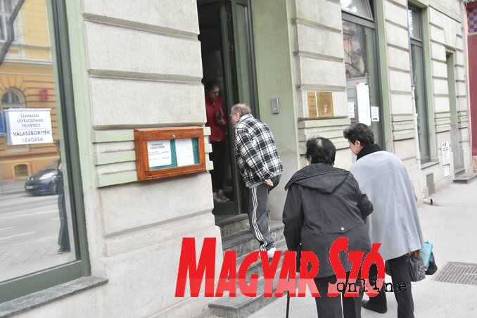 A Nemzeti Választási Iroda honlapja szerint március 19-én 57 914 olyan fő szerepelt a levélszavazóként nyilvántartásba vettek névjegyzéken, akik szerbiai értesítési címet adtak meg (Fotó: Gergely Árpád) A Nemzeti Választási Iroda honlapja szerint március 19-én 57 914 olyan fő szerepelt a levélszavazóként nyilvántartásba vettek névjegyzéken, akik szerbiai értesítési címet adtak meg (Fotó: Gergely Árpád)