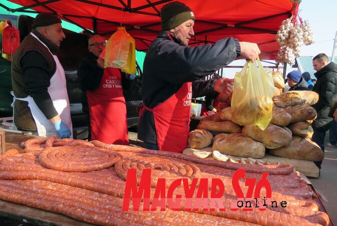 A friss kolbászt is vásárolták (Fotó: Kecskés István) A friss kolbászt is vásárolták (Fotó: Kecskés István)