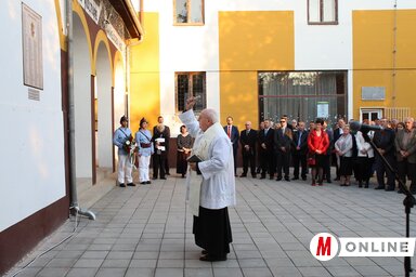 Ft. Brasnyó Ferenc plébános megáldja az első világháborús emléktáblát (Fotó: Lakatos János)