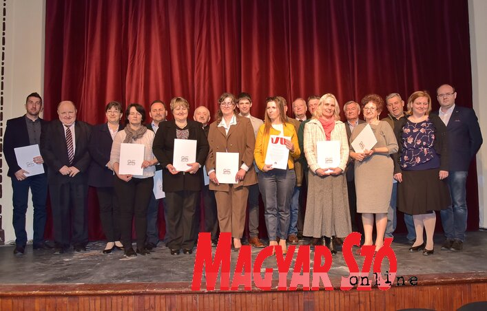 A szövetség új tagszervezeti képviselői és a munkaelnökség (Fotó: Gergely József)