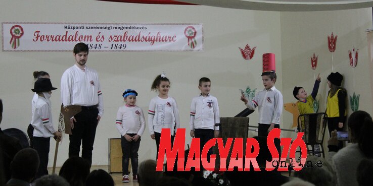 A Gábor Áron rézágyúja című előadás, melyet Schön Bálint, a Petőfi Sándor Program ösztöndíjasa tanított be a maradéki magyar tagozatos gyerekeknek A Gábor Áron rézágyúja című előadás, melyet Schön Bálint, a Petőfi Sándor Program ösztöndíjasa tanított be a maradéki magyar tagozatos gyerekeknek