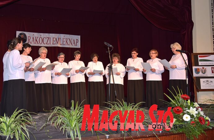 A Csalogány asszonykórus (Gergely József felvétele) A Csalogány asszonykórus (Gergely József felvétele)