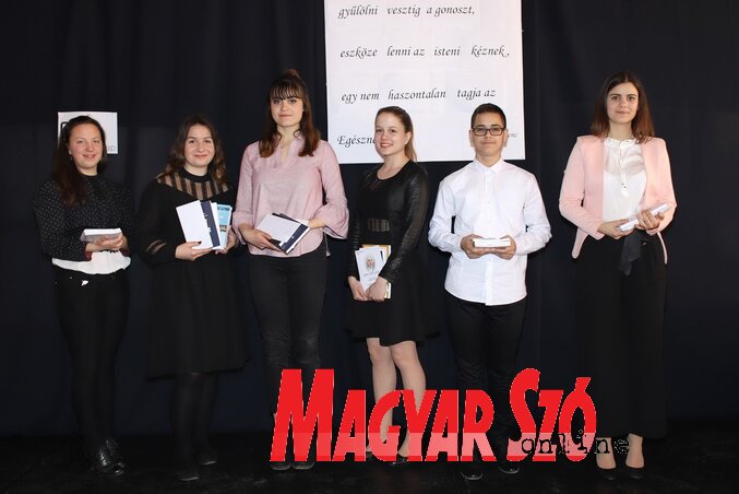 Szabó Zsuzsanna, Varnyú Emese, Vadnai Erika, Szabó Némedi Róbert, Francia Flavie és Király Réka jutott tovább a Kárpát-medencei döntőbe (Lakatos János felvétele) Szabó Zsuzsanna, Varnyú Emese, Vadnai Erika, Szabó Némedi Róbert, Francia Flavie és Király Réka jutott tovább a Kárpát-medencei döntőbe (Lakatos János felvétele)