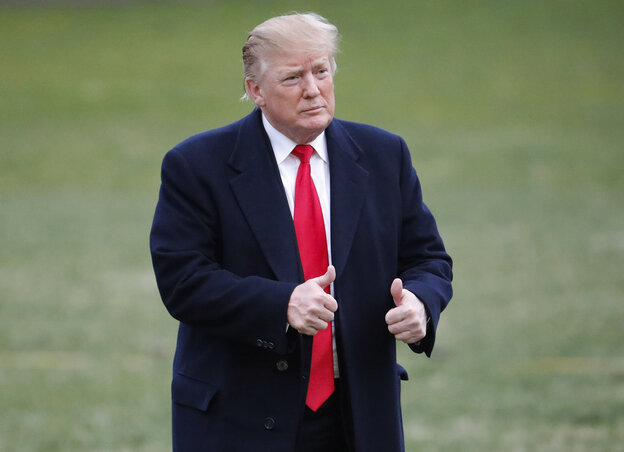 Trump dupla hüvelykemeléssel nyugtázza a döntést (Fotó: Beta/AP Trump dupla hüvelykemeléssel nyugtázza a döntést (Fotó: Beta/AP