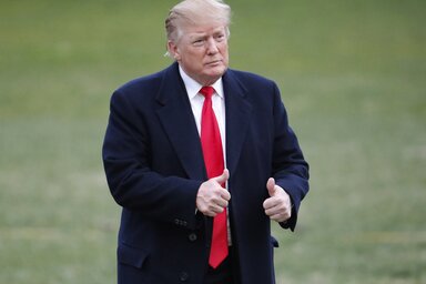 Trump dupla hüvelykemeléssel nyugtázza a döntést (Fotó: Beta/AP