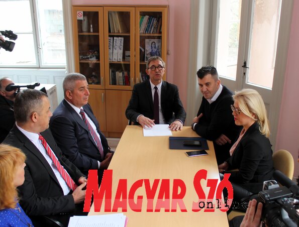 Nemanja Simović sportügyi tanácsos, Bogdan Laban polgármester, Avram Veso egyesületi elnök, Zoran Đorđević miniszter és Biljana Barošević miniszterhelyettes (Fotó: Benedek Miklós) Nemanja Simović sportügyi tanácsos, Bogdan Laban polgármester, Avram Veso egyesületi elnök, Zoran Đorđević miniszter és Biljana Barošević miniszterhelyettes (Fotó: Benedek Miklós)