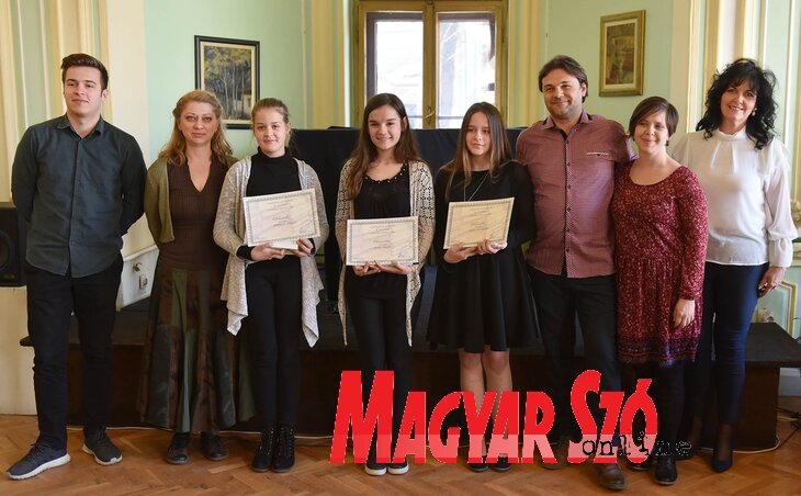 A szavalóverseny győztesei és a zsűri tagjai A szavalóverseny győztesei és a zsűri tagjai