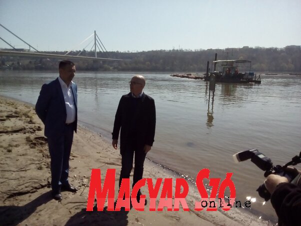 A polgármester (jobbról) a vízparton képzeli el Újvidéket (Szeli Balázs felvétele)