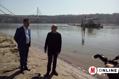 A polgármester (jobbról) a vízparton képzeli el Újvidéket (Szeli Balázs felvétele)