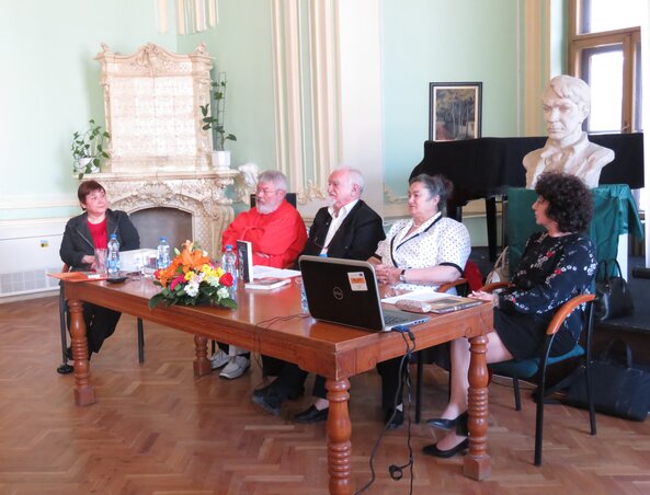 Mihályi Katalin, Szőcs Géza, Urbán László, Bíró Erzsébet és Kovács Ida a Szabadkai Városi Könyvtárban Mihályi Katalin, Szőcs Géza, Urbán László, Bíró Erzsébet és Kovács Ida a Szabadkai Városi Könyvtárban