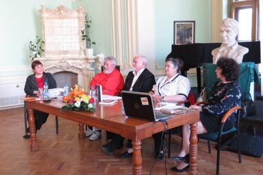 Mihályi Katalin, Szőcs Géza, Urbán László, Bíró Erzsébet és Kovács Ida a Szabadkai Városi Könyvtárban