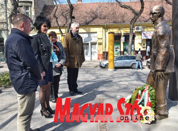 A Szabadkai Városi Könyvtár és a Kosztolányi Dezső Irodalmi Napok szervezőbizottságának képviselői megkoszorúzták a Gimnazista szobrot A Szabadkai Városi Könyvtár és a Kosztolányi Dezső Irodalmi Napok szervezőbizottságának képviselői megkoszorúzták a Gimnazista szobrot