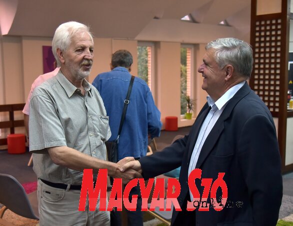 Czegledi Rudolf polgármester gratulációja a négy évtizedes munkáért(Gergely József felvétele) Czegledi Rudolf polgármester gratulációja a négy évtizedes munkáért(Gergely József felvétele)