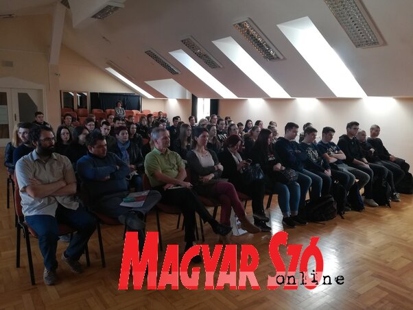 A diákok és a tanárok a felkészítő tanfolyam megnyitóján (Lukács Melinda felvétele) A diákok és a tanárok a felkészítő tanfolyam megnyitóján (Lukács Melinda felvétele)