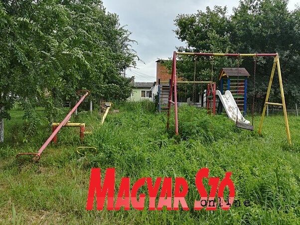 Több helyen nem csak a játszóterek, de a környezetük is rendezetlen – az ennyire elhanyagoltak egy részét teljesen felszámolták nemrégiben (Fotó: Fehér Rózsa)