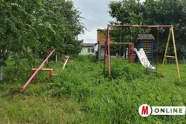 Több helyen nem csak a játszóterek, de a környezetük is rendezetlen – az ennyire elhanyagoltak egy részét teljesen felszámolták nemrégiben (Fotó: Fehér Rózsa)