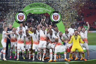 A West Ham ünnepli a trófeát (Fotó: Beta/AP)