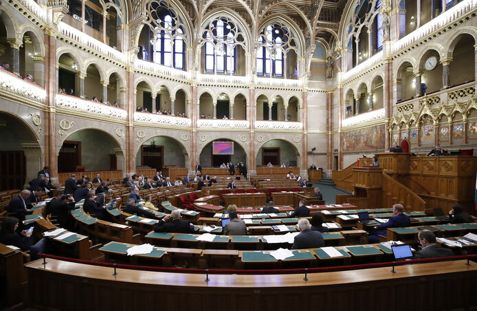 Budapest, 2019. m�rcius 19.
Nov�k Katalin, az Emberi Er�forr�sok Miniszt�rium�nak csal�d- �s ifj�s�g�gy�rt felel�s �llamtitk�ra (j) besz�det mond a pulpituson a csal�dv�delmi akci�terv bevezet�s�hez sz�ks�ges t�rv�nym�dos�t�sokr�l sz�l� vit�ban az Orsz�g Budapest, 2019. m�rcius 19.
Nov�k Katalin, az Emberi Er�forr�sok Miniszt�rium�nak csal�d- �s ifj�s�g�gy�rt felel�s �llamtitk�ra (j) besz�det mond a pulpituson a csal�dv�delmi akci�terv bevezet�s�hez sz�ks�ges t�rv�nym�dos�t�sokr�l sz�l� vit�ban az Orsz�g