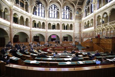Budapest, 2019. m�rcius 19.
Nov�k Katalin, az Emberi Er�forr�sok Miniszt�rium�nak csal�d- �s ifj�s�g�gy�rt felel�s �llamtitk�ra (j) besz�det mond a pulpituson a csal�dv�delmi akci�terv bevezet�s�hez sz�ks�ges t�rv�nym�dos�t�sokr�l sz�l� vit�ban az Orsz�g