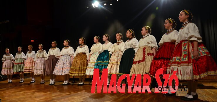 Csicsergők leánykórus Péterrévéről (Fotó: Dávid Csilla) Csicsergők leánykórus Péterrévéről (Fotó: Dávid Csilla)
