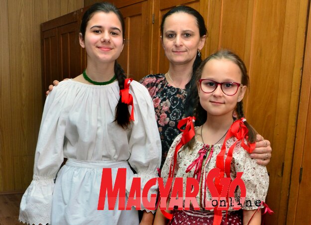 Popovics Emese 11. osztályba jár, most 16 éves, Munkácsról jött Újvidékre fellépni: „Először vagyok itt, nagyon jól érzem magam, nagyon izgalmas a program. Úgy tervezem, hogy máskor is eljövök majd. Hobbiként énekelek népdalokat, megnyertem a múlt héten megtartott Általmennék én a Tiszán népdalversenyt, ennek köszönhetően jöhettem el Újvidékre.” Vele együtt érkezett a vetélkedőre Gyapkó Rebeka is. A 12 éves kislány csapi, neki is nagyon tetszett a verseny. Az említett, kárpátaljai versenyen második helyezést ért el (Fotó: Dávid Csilla) Popovics Emese 11. osztályba jár, most 16 éves, Munkácsról jött Újvidékre fellépni: „Először vagyok itt, nagyon jól érzem magam, nagyon izgalmas a program. Úgy tervezem, hogy máskor is eljövök majd. Hobbiként énekelek népdalokat, megnyertem a múlt héten megtartott Általmennék én a Tiszán népdalversenyt, ennek köszönhetően jöhettem el Újvidékre.” Vele együtt érkezett a vetélkedőre Gyapkó Rebeka is. A 12 éves kislány csapi, neki is nagyon tetszett a verseny. Az említett, kárpátaljai versenyen második helyezést ért el (Fotó: Dávid Csilla)
