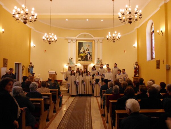 A Kapisztrán kórus Maradékon, a Szent Anna-templomban (Stanyó Tóth Gizella felvétele)