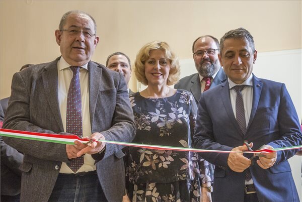Pásztor István, a VMSZ elnöke, Újházi Éva gimnáziumigazgató és Potápi Árpád János nemzetpolitikáért felelős államtitkár a Zentai Gimnázium új épületszárnyának átadásán (fotó: MTI) Pásztor István, a VMSZ elnöke, Újházi Éva gimnáziumigazgató és Potápi Árpád János nemzetpolitikáért felelős államtitkár a Zentai Gimnázium új épületszárnyának átadásán (fotó: MTI)