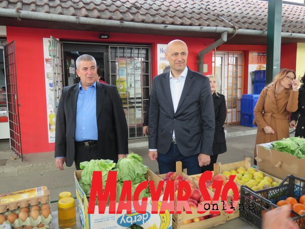 Bogdan Laban és Dejan Ljubisavljević a Vasutas települési piacon (Fotó: Patyi Szilárd) Bogdan Laban és Dejan Ljubisavljević a Vasutas települési piacon (Fotó: Patyi Szilárd)