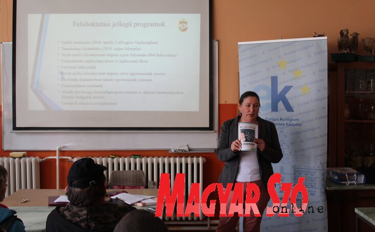 Kisimre Szerda Anna tegnap a topolyai középiskolákban ismertette a Magyar Nemzeti Tanács komplex ösztöndíjprogramját(Kiss Zoltán felvétele)