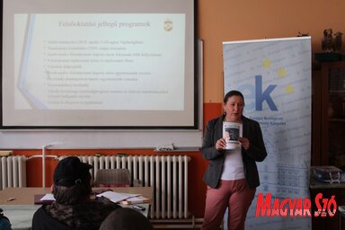 Kisimre Szerda Anna tegnap a topolyai középiskolákban ismertette a Magyar Nemzeti Tanács komplex ösztöndíjprogramját(Kiss Zoltán felvétele)