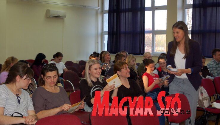 ...és Miavec Emma tájékoztató szórólapokat oszt(Bozsoki Valéria felvétele)