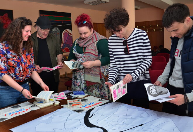 Magyarországi kortárs képzőművészek előadásainak egyike a Forum-ház tanácstermében (Dávid Csilla felvétele)