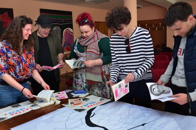 Magyarországi kortárs képzőművészek előadásainak egyike a Forum-ház tanácstermében (Dávid Csilla felvétele)