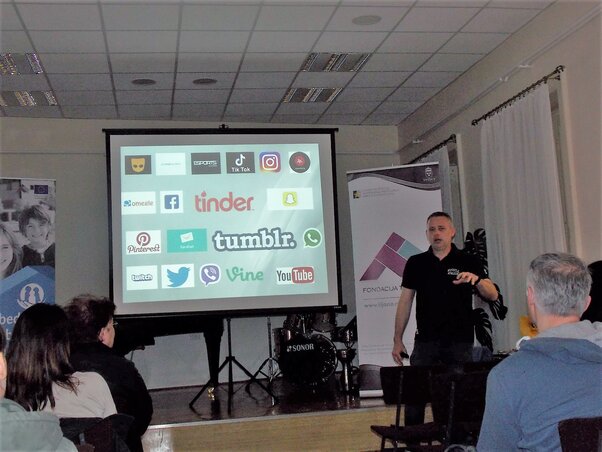 Igor Jurić a világháló veszélyeiről tartott zentai előadása során (Horváth Zsolt felvétele)