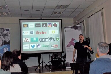 Igor Jurić a világháló veszélyeiről tartott zentai előadása során (Horváth Zsolt felvétele)